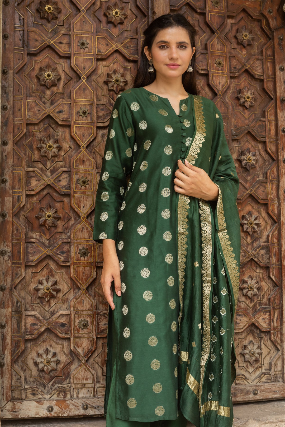 Forest Green Velvet Kurti with Straight Palazzo and Gold Paisley Dupat |  Velvet kurti, Green velvet dress, Fashion